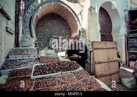 FEZ, Marokko, Juni 2016: Traditionelles Geschäft in den Alten Markt. Straßenhändler in der alten Medina Stockfoto