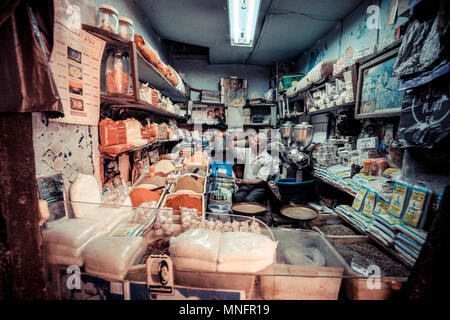 FEZ, Marokko, Juni 2016: Traditionelles Geschäft in den Alten Markt. Straßenhändler in der alten Medina Stockfoto