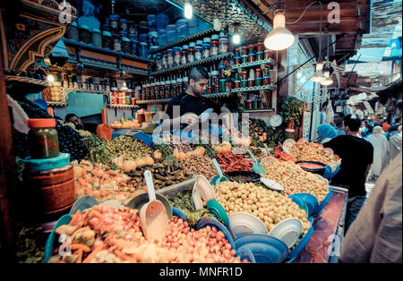 FEZ, Marokko, Juni 2016: Traditionelles Geschäft in den Alten Markt. Straßenhändler in der alten Medina Stockfoto