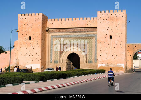 Meknes altes Stadttor mit traditioneller Architektur - Marokko Stockfoto