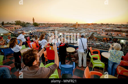 Marrakesch, Marokko, Juni 2016: Touristen fotografieren bei Sonnenuntergang über Jama el-Fna. Wichtige touristische Attraktion Stockfoto