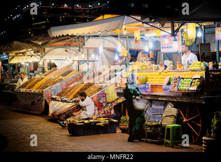 Marrakesch, Marokko, Juni 2016: Frau shoping Lebensmittel in die alte Jama el-Fna Markt Stockfoto