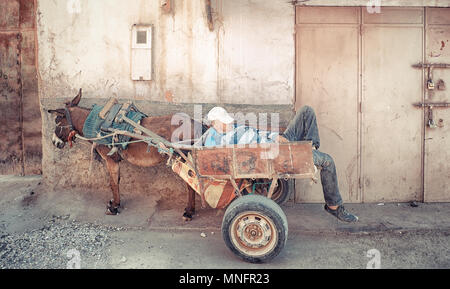 Marrakesch, Marokko, Juni 2016: Street Hersteller schlafend in seinem cariage Stockfoto