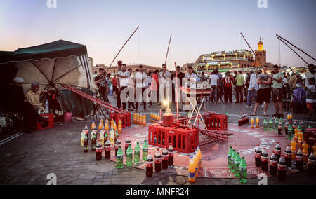 Marrakesch, Marokko, Juni 2016: die Leute spielen traditionelle Spiele in Jama el-Fna Markt, wichtige touristische Attraktion Stockfoto