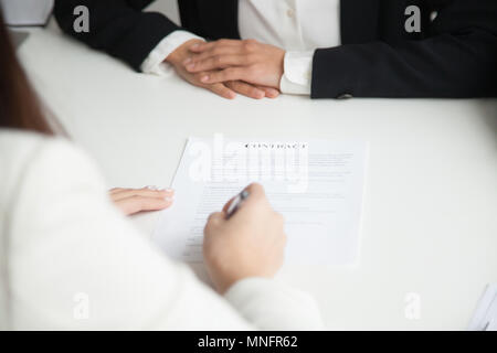 Nahaufnahme der Unterzeichnung des Arbeitsvertrags Stockfoto