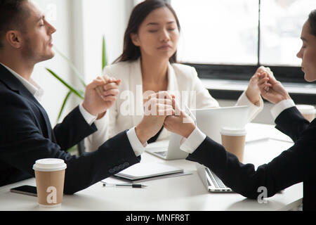 Business Team halten sich an den Händen und betet für den Erfolg Stockfoto