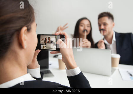 Arbeitnehmer, Bild von Kollegen versuchen, Schnurrbart Zubehör Stockfoto