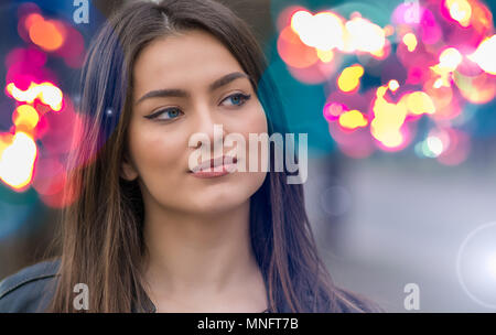 Mädchen sitzt auf der Bank und lächelnd Stockfoto