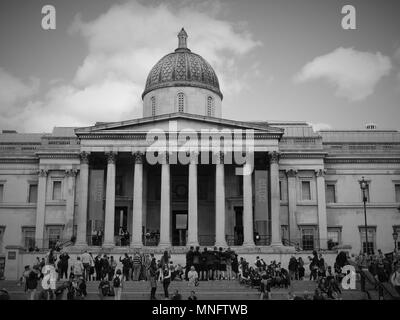 LONDON - 10. MAI 2018: (Bild digital geändert werden monochrom) Touristen um die National Gallery Ansicht des Trafalgar Square Stockfoto