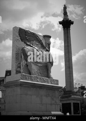 LONDON - 10. MAI 2018: (Bild digital geändert werden monochrom) Fourth Plinth an einem sonnigen Tag auf dem Trafalgar Square der unsichtbare Feind sollte nicht vorhanden Stockfoto