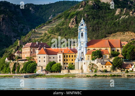 Durnstein entlang der Donau in der malerischen Wachau Stockfoto