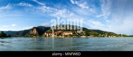 Durnstein entlang der Donau in der malerischen Wachau Stockfoto