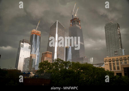 Die Hudson Yards Entwicklung auf der west Side von Manhattan in New York ist wie ein sich schnell bewegendes Sturm vorbei durch die Stadt am Dienstag, 15. Mai 2018 gesehen. Starker Regen, Gewitter und Überschwemmungen sind über viel von New York City erwartet, und der Rest der Tri-state-Area. (Â© Richard B. Levine) Stockfoto