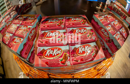 Eine Auswahl an KitKat Schokoriegel, mit Schokolade überzogene Erdbeeren gewürzt auf Anzeige im Hershey Store in New York am Dienstag, 15. Mai 2018. (Â© Richard B. Levine) Stockfoto