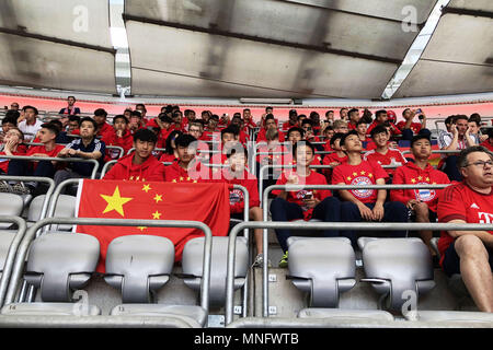 München, China. 13. Mai, 2018. Die Welt endgültig von Bayern München Jugend Cup ist in der Allianz Arena in München, Deutschland, 13. Mai 2018 statt. Chinesische Torwart Du Wemeldinge wurde als bester Torhüter ausgezeichnet. Credit: Erik McGregor/Pacific Press/Alamy leben Nachrichten Stockfoto