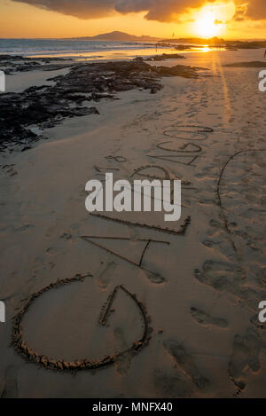 '2018 Galapagos" in den Sand am Strand von Puerto Villamil, Isabela Island, Galapagos, Ecuador geschrieben. Stockfoto