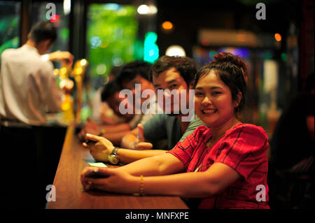 Freunde an der Bar für Ihre Biere warten, Hopfen Brew House Pattaya Thailand Stockfoto