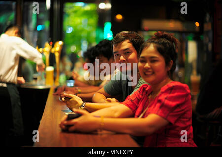 Freunde an der Bar für Ihre Biere warten, Hopfen Brew House Pattaya Thailand Stockfoto