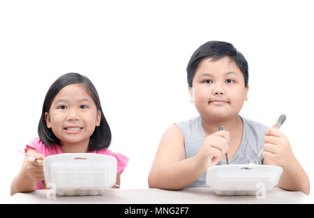 Bruder und Schwester Essen gebratener Reis in Schaum auf weißem Hintergrund, Junk Food und gefährlich für die Gesundheit Stockfoto