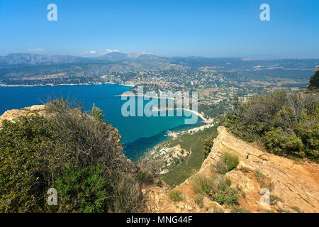 Blick von der Corniche des Crêtes an der Küste und das Dorf Cassis, Bouches-du-Rhône, Côte d'Azur, Südfrankreich, Frankreich, Europa Stockfoto