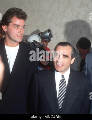 WESTWOOD, CA - 17. SEPTEMBER: (L-R) Schauspieler Ray Liotta und Regisseur Martin Scorsese nehmen an der "Goodfellas" Westwood Premiere am 17. September 1990 Bei Mann Bruin Theater in Westwood, Kalifornien. Foto von Barry King/Alamy Stock Foto Stockfoto