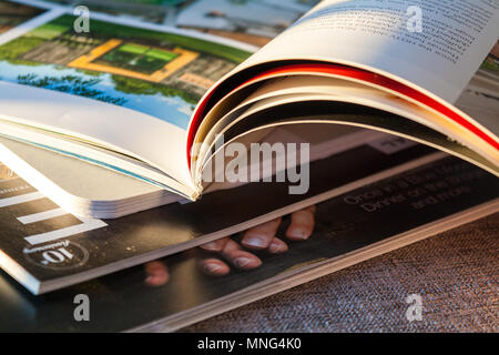 Stapel von Zeitschriften auf der Couch Stockfoto