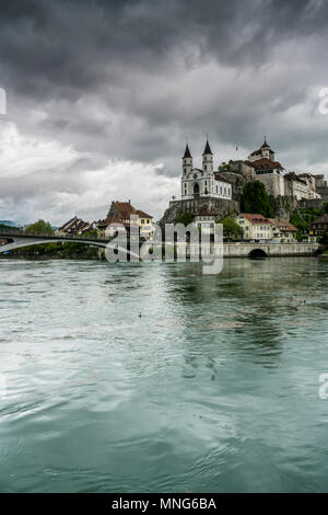 Aarburg Dorf mit der Kaste und Kirche und die Aare mit Booten in den Vordergrund Stockfoto