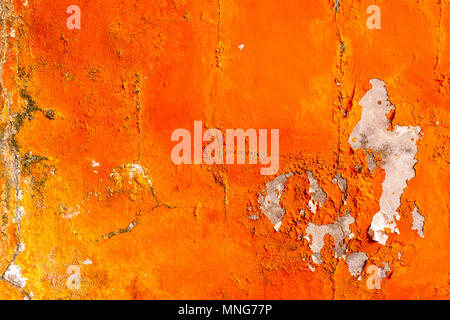 Orange Farbe auf Beton Wand gemalt sind, Peeling. Alte und schmutzige Wand Textur Hintergrund mit dem Raum. Stockfoto