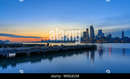 Manhattan Skyline von Jersey bei Dämmerung, New York City Stockfoto