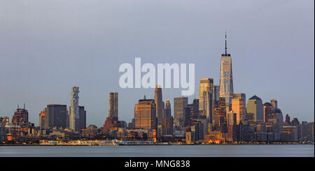 Lower Manhattan Skyline von Jersey bei Dämmerung, New York City Stockfoto