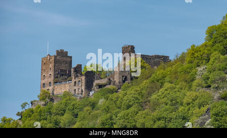 Liebenstein Burg liegt hoch über dem Rhein in Deutschland. Es wurde im 12. Jahrhundert erbaut und verfügt über eine gotische Wohnturm. Stockfoto