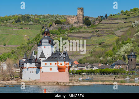 Gutenfels Pfalzgrafenstein und Burgen sind in der Deutschen Rheintal bei Kaub, Deutschland befindet. Stockfoto