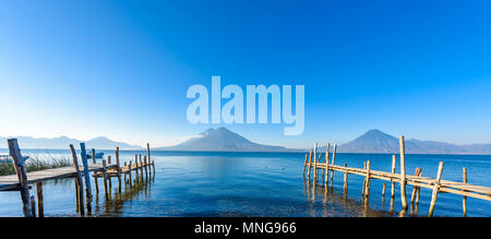 Holz- pier am Atitlan See am Strand in Panajachel, Guatemala. Mit schönen Landschaft der Vulkane Toliman, Atitlán und San Pedro in der Stockfoto
