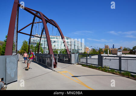 Brücke über Milwaukee Av. Des 606 Trail in Chicago. Ein 2,7 Kilometer umgerechnet Güterzug Line bietet eine einzigartige Umgebung Laufen und Radfahren Pfad Stockfoto