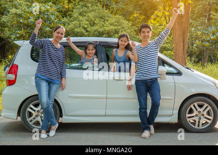 Gerne asiatische Familie auf Mini Van sind lächelnd und fahren für Reisen im Urlaub Stockfoto