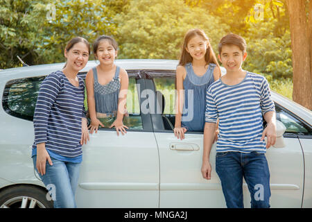 Gerne asiatische Familie auf Mini Van sind lächelnd und fahren für Reisen im Urlaub Stockfoto