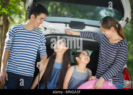 Gerne asiatische Familie auf Mini Van sind lächelnd und fahren für Reisen im Urlaub Stockfoto