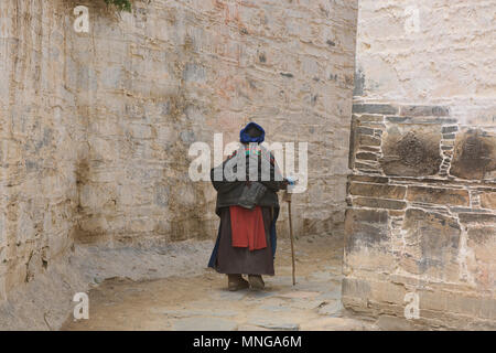 Tibetischen Pilger tun Kora um Labrang Monastery, Xiahe, Gansu, China Stockfoto