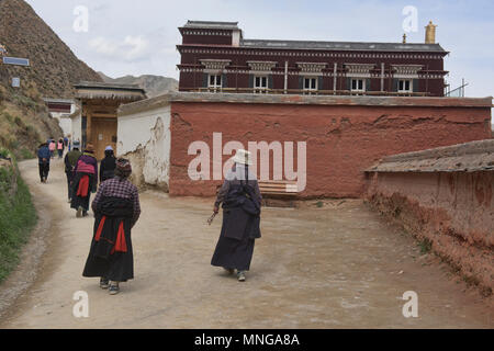 Tibetischen Pilger tun Kora um Labrang Monastery, Xiahe, Gansu, China Stockfoto