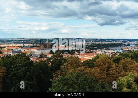 Stadtbild von Prag von Petrin Hügel gegen Sky Stockfoto