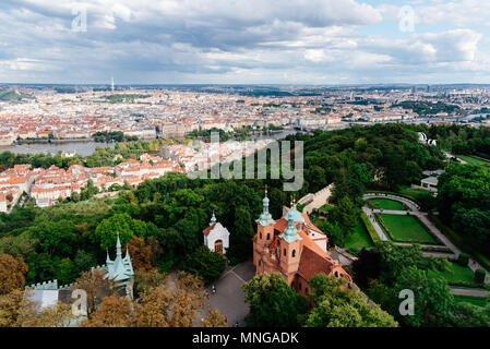 Stadtbild von Prag von Petrin Hügel gegen Sky Stockfoto