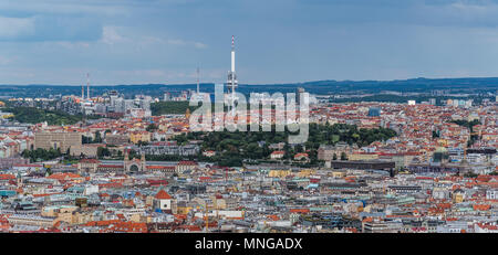 Stadtbild von Prag von Petrin Hügel gegen Sky Stockfoto