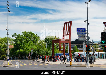 Genf, Schweiz - April 04,2018: An die Stelle der Nationen, gigantische 'Broken Chair", Symbol für den Kampf gegen Landminen am 10. Mai 2013 in Genf, Stockfoto