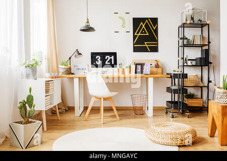 Skandinavische Zimmer in einem modernen Loft mit minimalistischen Poster auf weißer Wand, Fenster, Möbel aus Holz und Schwarz einfaches Zubehör Stockfoto