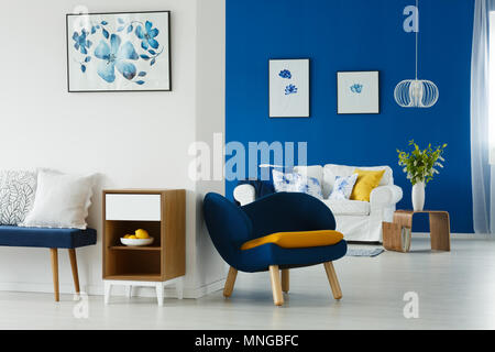 Modernes Wohnzimmer Interieur mit blume Poster Stockfoto