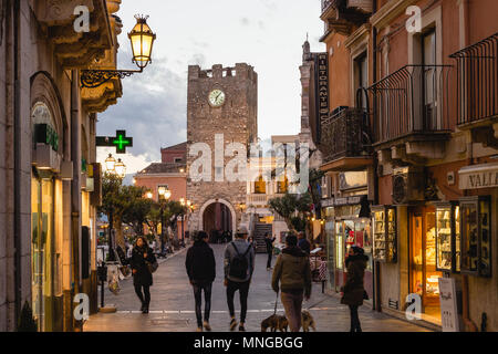 Corso Umberto I und Uhrturm in Taormina, Sizilien Stockfoto