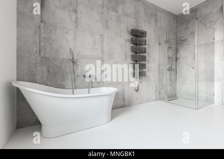 Großes und modernes Badezimmer im Haus Stockfoto