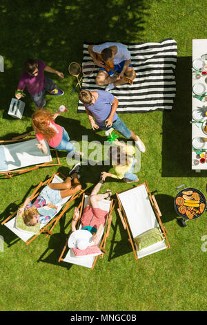 Freunde Spaß haben im Garten im Sommer Tag, Vogelperspektive Stockfoto