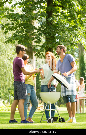 Gruppe von Jugendlichen mit Grillparty im Park Stockfoto