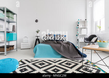 Schuss ein Bett in einem gemütlichen modernen Schlafzimmer Stockfoto